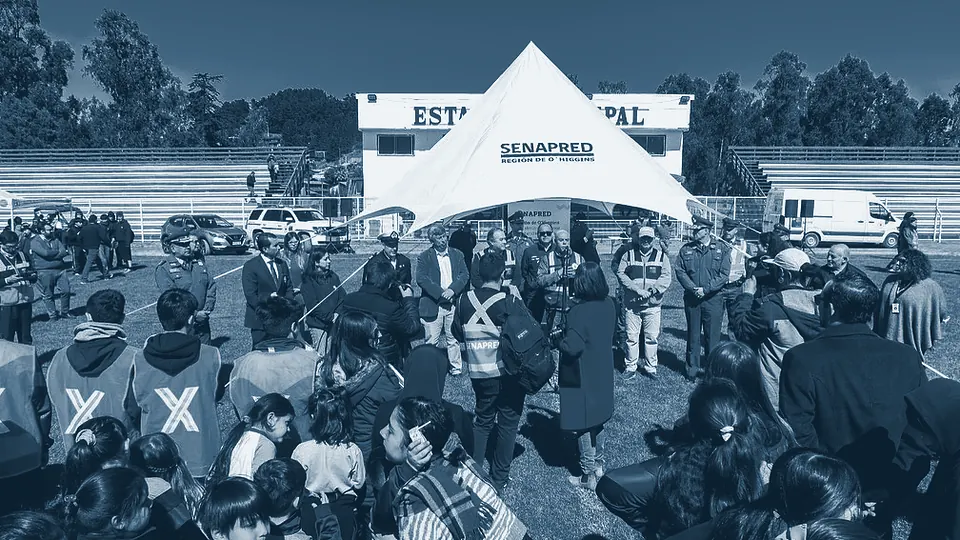 Personas reunidas en una zona de seguridad durante un simulacro de sismo y tsunami en Pichilemu